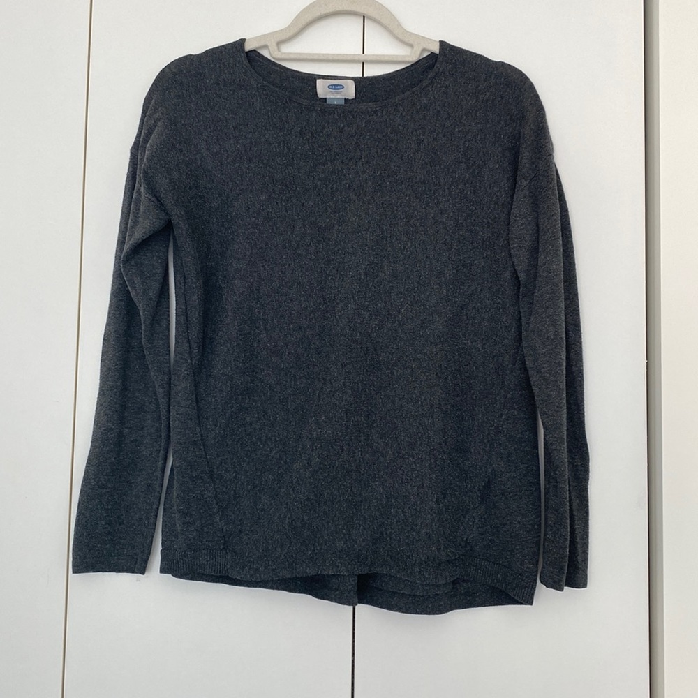 Old Navy. Grey long sleeve loose fit sweater. Light material. Size small.